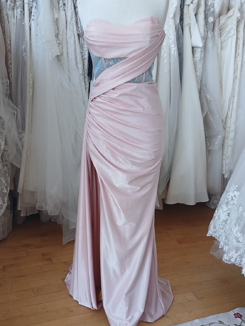 Elegant Strapless Pink Evening Gown with Sparkle